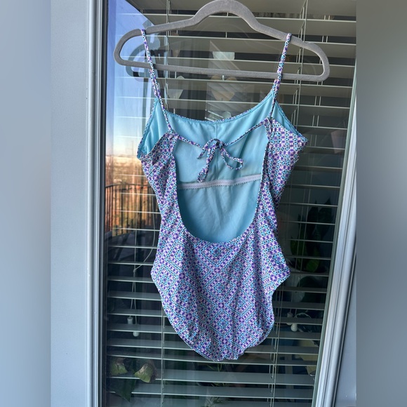 GAP Scoop Back One Piece Swimsuit - Picture 5 of 6